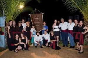 Ομαδική φωτογραφία των χορευτών του Λαϊκού Εργαστηρίου Πάτρας, Παραλία 2017