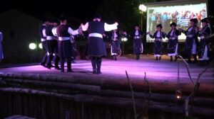 Χορευτές του Λαϊκού Εργαστηρίου Πάτρας σε παραδοσιακό χορό στη σκηνή, πλατεία Κυδωνιάτη 2019