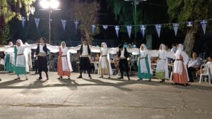 Χορευτές του Λαϊκού Εργαστηρίου Πάτρας χορεύουν χορούς του Αιγαίου, πλατεία Ανδρούτσου 2023