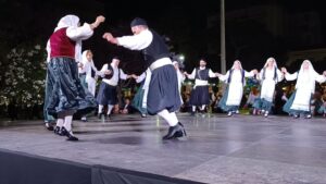 Χορευτές του Λαϊκού Εργαστηρίου Πάτρας σε παραδοσιακό κύκλο, χοροί Κεφαλονιάς και Κυθήρων, Ψηλά Αλώνια 2024
