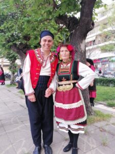 Χορευτής και χορεύτρια του Λαϊκού Εργαστηρίου Πάτρας με παραδοσιακή στολή, 2022