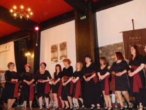 Χορευτές του Λαϊκού Εργαστηρίου Πάτρας σε σειρά, εκδήλωση 2019