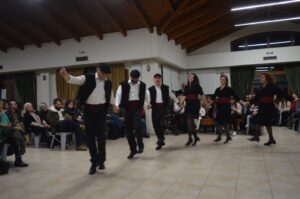 Η ομάδα ενηλίκων του Λαϊκού Εργαστηρίου Πάτρας σε παραδοσιακό χορό, Ιχθυόσκαλα 2025