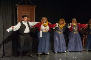 Οι χορευτικές ομάδες του Λαϊκού Εργαστηρίου Πάτρας σε παραδοσιακό χορό επί σκηνής, 2023