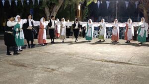 Χορευτές του Λαϊκού Εργαστηρίου Πάτρας χορεύουν χορούς του Αιγαίου, πλατεία Ανδρούτσου 2023