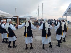 Χορευτές του Λαϊκού Εργαστηρίου Πάτρας χορεύουν χορούς της Μακεδονίας, 27η Έκθεση Κρήτη 2022