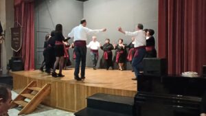 Χορευτές του Λαϊκού Εργαστηρίου Πάτρας σε παραδοσιακό χορό στο Σπίτι του Πολιτισμού, 2020