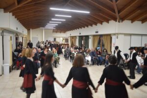 Η ομάδα ενηλίκων του Λαϊκού Εργαστηρίου Πάτρας σε παραδοσιακό χορό, Ιχθυόσκαλα 2025