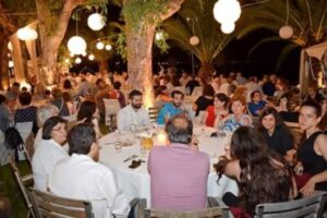 Ευρύ πλάνο του χώρου και του κοινού στη Μεσσηνιακή Βραδιά, Παραλία Πατρών 2017