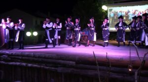 Χορευτές του Λαϊκού Εργαστηρίου Πάτρας σε παραδοσιακό χορό στη σκηνή, πλατεία Κυδωνιάτη 2019