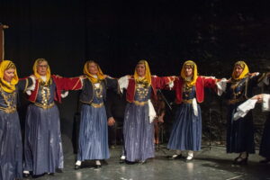 Οι χορευτικές ομάδες του Λαϊκού Εργαστηρίου Πάτρας σε παραδοσιακό χορό επί σκηνής, 2023