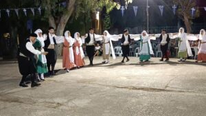 Χορευτές του Λαϊκού Εργαστηρίου Πάτρας χορεύουν χορούς του Αιγαίου, πλατεία Ανδρούτσου 2023