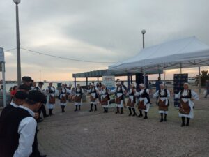 Χορευτές του Λαϊκού Εργαστηρίου Πάτρας χορεύουν χορούς της Μακεδονίας, 27η Έκθεση Κρήτη 2022