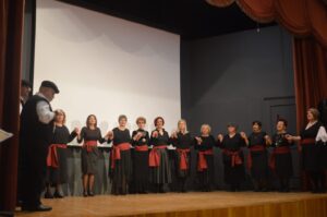 Χορευτές του Λαϊκού Εργαστηρίου Πάτρας σε παραδοσιακό χορό στη σκηνή, 2024