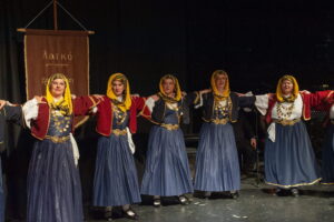 Οι χορευτικές ομάδες του Λαϊκού Εργαστηρίου Πάτρας σε παραδοσιακό χορό επί σκηνής, 2023