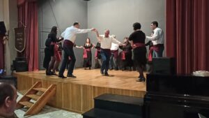 Χορευτές του Λαϊκού Εργαστηρίου Πάτρας σε παραδοσιακό χορό στο Σπίτι του Πολιτισμού, 2020