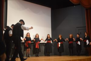 Χορευτές του Λαϊκού Εργαστηρίου Πάτρας σε παραδοσιακό χορό στη σκηνή, 2024