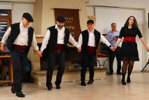 Η ομάδα ενηλίκων του Λαϊκού Εργαστηρίου Πάτρας σε παραδοσιακό χορό, Ιχθυόσκαλα 2025
