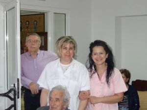 Στιγμή χαράς με δύο εργαζομένους του ευγηρείου, 2018