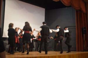 Χορευτές του Λαϊκού Εργαστηρίου Πάτρας σε παραδοσιακό χορό στη σκηνή, 2024