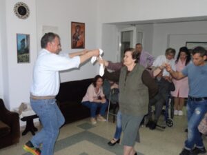 Χαρούμενη στιγμή χορού μεταξύ συμμετεχόντων, 2018