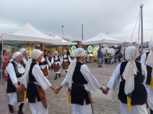 Χορευτές του Λαϊκού Εργαστηρίου Πάτρας χορεύουν χορούς της Μακεδονίας, 27η Έκθεση Κρήτη 2022
