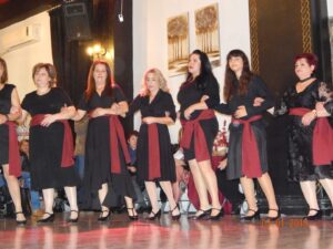 Χορεύτριες σε παραδοσιακό βήμα χορού στη σκηνή, 2019