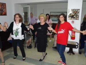 Μέλη της ομάδας χορεύουν με τρόφιμο του ευγηρείου, 2018