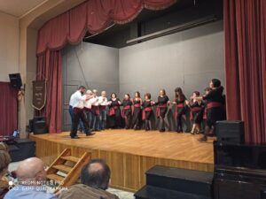 Χορευτές του Λαϊκού Εργαστηρίου Πάτρας σε παραδοσιακό χορό στο Σπίτι του Πολιτισμού, 2020