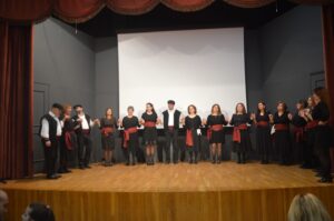 Χορευτές του Λαϊκού Εργαστηρίου Πάτρας σε παραδοσιακό χορό στη σκηνή, 2024