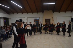 Η ομάδα ενηλίκων του Λαϊκού Εργαστηρίου Πάτρας σε παραδοσιακό χορό, Ιχθυόσκαλα 2025