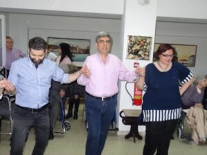 Τρόφιμος του ευγηρείου παρακολουθεί το γλέντι, 2018