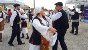 Χορευτές του Λαϊκού Εργαστηρίου Πάτρας χορεύουν χορούς της Μακεδονίας, 27η Έκθεση Κρήτη 2022