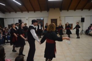 Η ομάδα ενηλίκων του Λαϊκού Εργαστηρίου Πάτρας σε παραδοσιακό χορό, Ιχθυόσκαλα 2025
