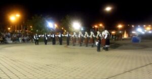 Χορευτές του Λαϊκού Εργαστηρίου Πάτρας στο θεατράκι της πλατείας Χορμόβα, Αντίρριο 2016