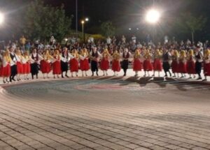 Χορευτές του Λαϊκού Εργαστηρίου Πάτρας σε παραδοσιακό χορό στο αμφιθέατρο Αντιρρίου, 2024