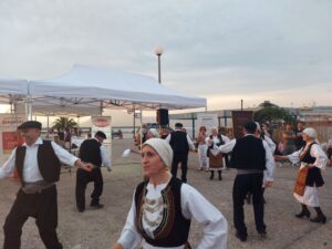 Χορευτές του Λαϊκού Εργαστηρίου Πάτρας χορεύουν χορούς της Μακεδονίας, 27η Έκθεση Κρήτη 2022