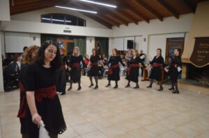Η ομάδα ενηλίκων του Λαϊκού Εργαστηρίου Πάτρας σε παραδοσιακό χορό, Ιχθυόσκαλα 2025