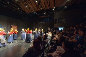 Το κοινό στο αμφιθέατρο του Μηχανουργείου παρακολουθεί την παράσταση, 2023