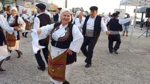 Χορευτές του Λαϊκού Εργαστηρίου Πάτρας χορεύουν χορούς της Μακεδονίας, 27η Έκθεση Κρήτη 2022