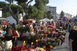 Πλήθος κόσμου παρακολουθεί την περατζάδα των χορευτικών συγκροτημάτων, Πάτρα 2022