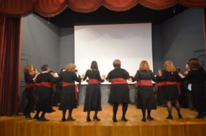 Χορευτές του Λαϊκού Εργαστηρίου Πάτρας σε παραδοσιακό χορό στη σκηνή, 2024