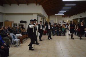 Η ομάδα ενηλίκων του Λαϊκού Εργαστηρίου Πάτρας σε παραδοσιακό χορό, Ιχθυόσκαλα 2025