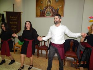 Μέλη της χορευτικής ομάδας χορεύουν με συμμετέχοντες, Άσυλο Ανιάτων 2019