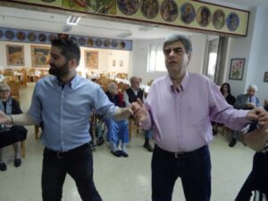 Δύο μέλη προσωπικού συνομιλούν κατά την εκδήλωση, 2018