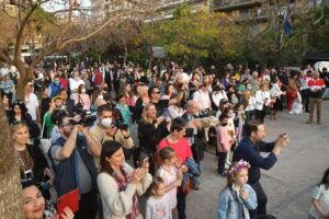 Πλήθος κόσμου παρακολουθεί την περατζάδα των χορευτικών συγκροτημάτων, Πάτρα 2022