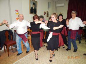 Μέλη της χορευτικής ομάδας χορεύουν με συμμετέχοντες, Άσυλο Ανιάτων 2019