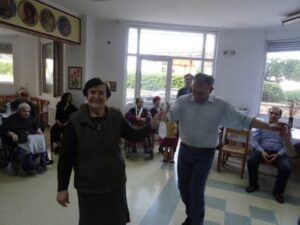 Χοροδιδάσκαλος του Λαϊκού Εργαστηρίου Πάτρας στο ευγηρείο, 2018