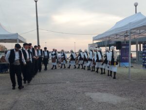 Χορευτές του Λαϊκού Εργαστηρίου Πάτρας χορεύουν χορούς της Μακεδονίας, 27η Έκθεση Κρήτη 2022