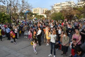 Πλήθος κόσμου παρακολουθεί την περατζάδα των χορευτικών συγκροτημάτων, Πάτρα 2022